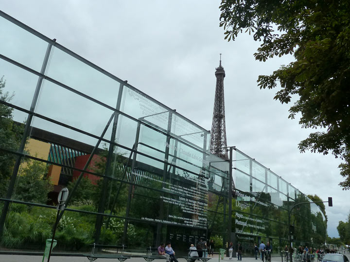 ケ・ブランリー美術館の透明の壁